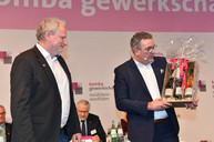 Zum Ehrenmitglied ernannt: Uwe Sauerland (links) mit Andreas Hemsing
